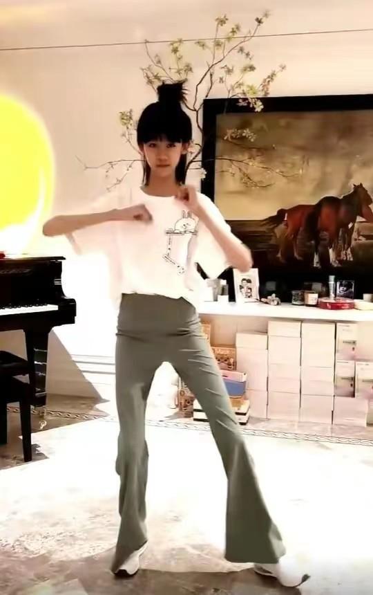 舞蹈服装喇叭裤图片